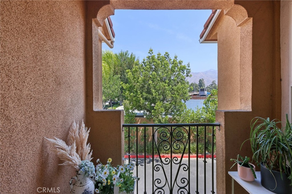 453 N Altadena Drive 5