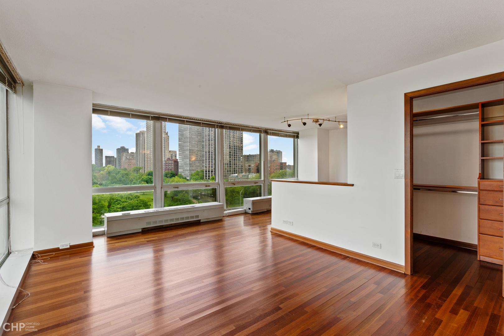 330 W Diversey Parkway Unit: 807-809