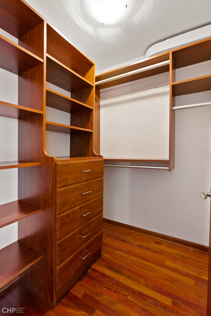 330 W Diversey Parkway Unit: 807-809