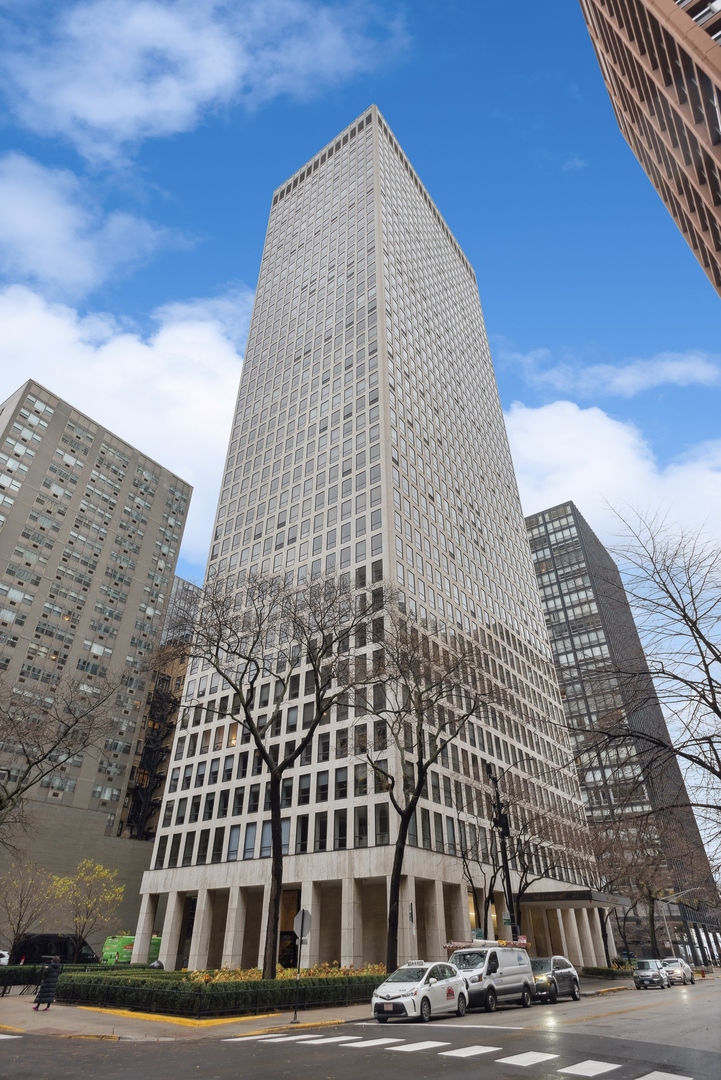 260 E Chestnut Street Unit: 3305