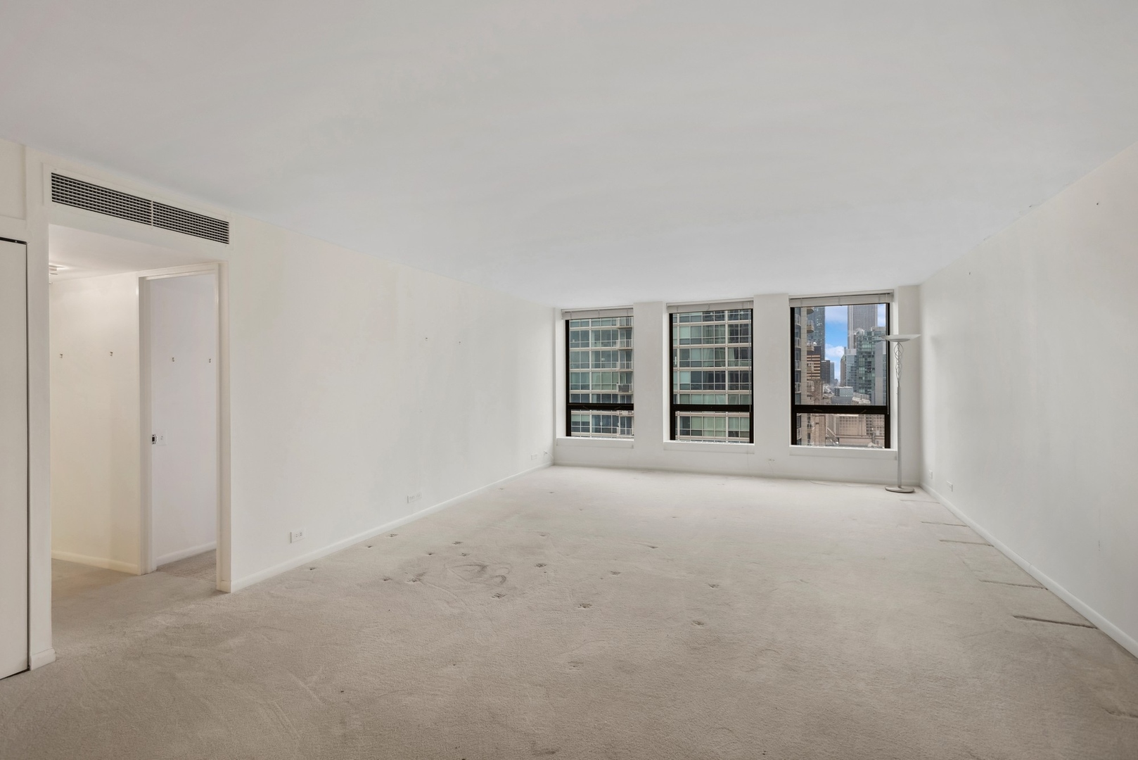 260 E Chestnut Street Unit: 3305