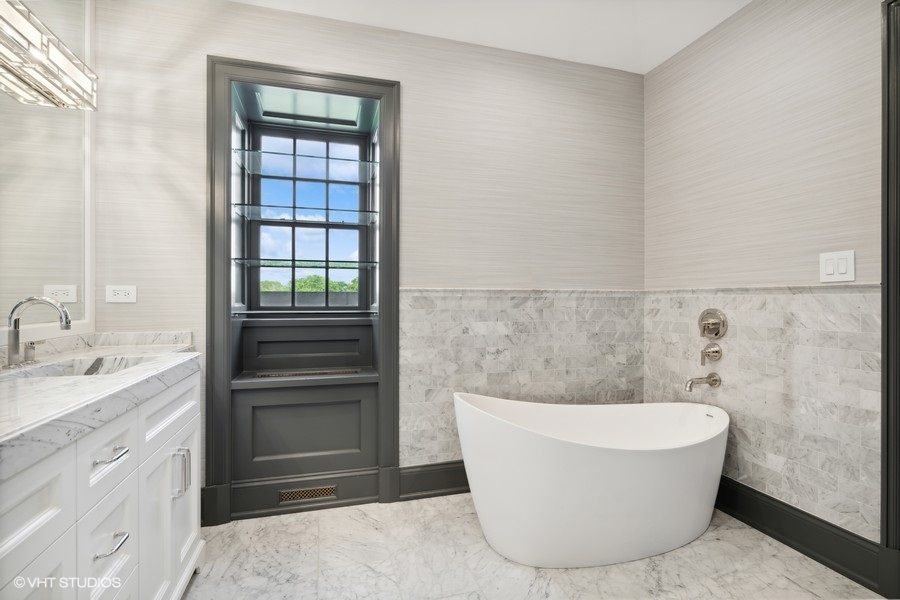 2700 N Lakeview Avenue Unit: 2