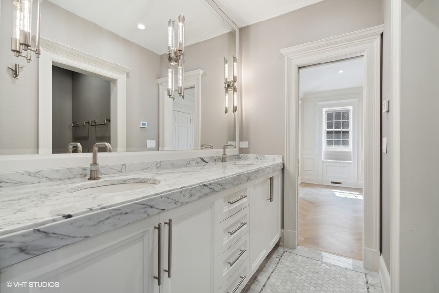 2700 N Lakeview Avenue Unit: 2