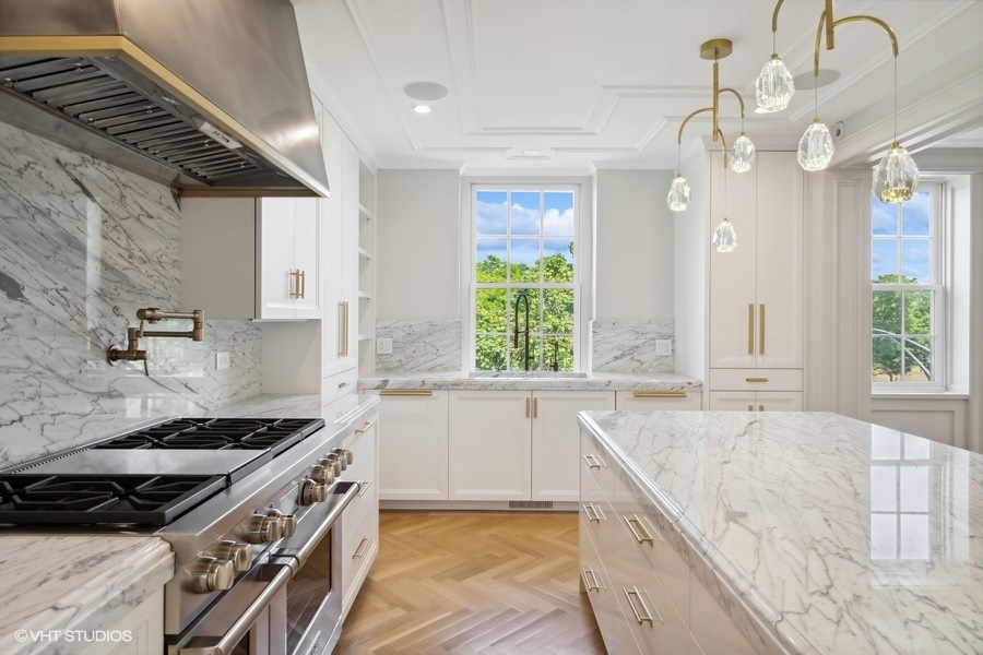 2700 N Lakeview Avenue Unit: 2