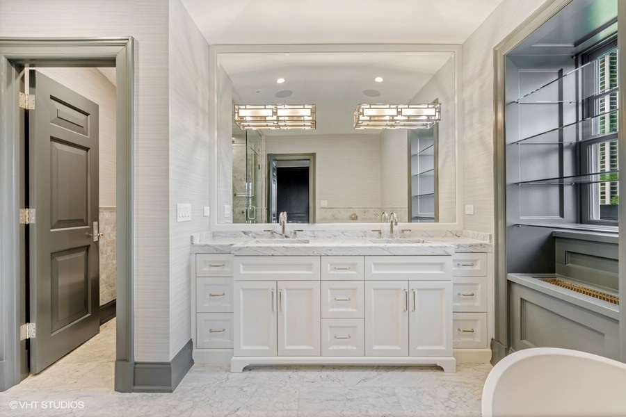 2700 N Lakeview Avenue Unit: 2