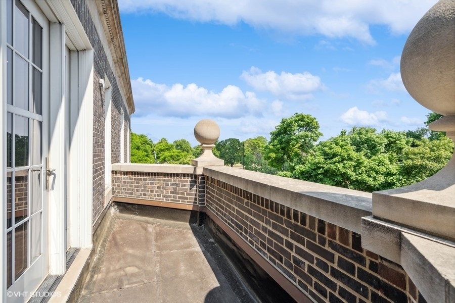 2700 N Lakeview Avenue Unit: 2