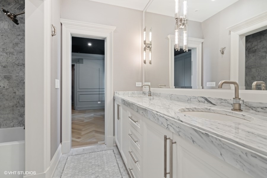 2700 N Lakeview Avenue Unit: 2