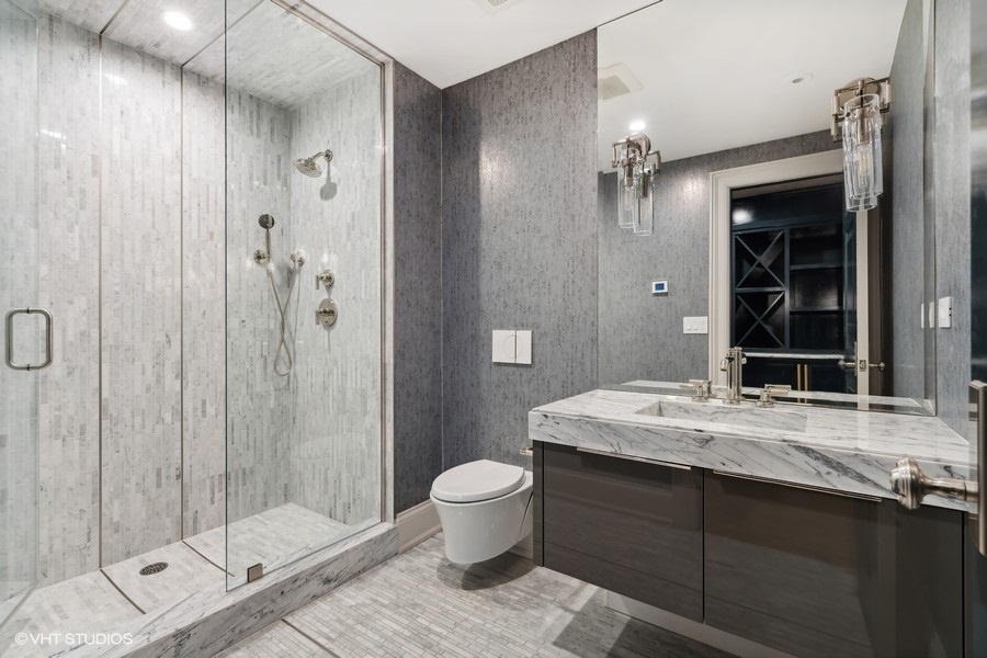 2700 N Lakeview Avenue Unit: 2