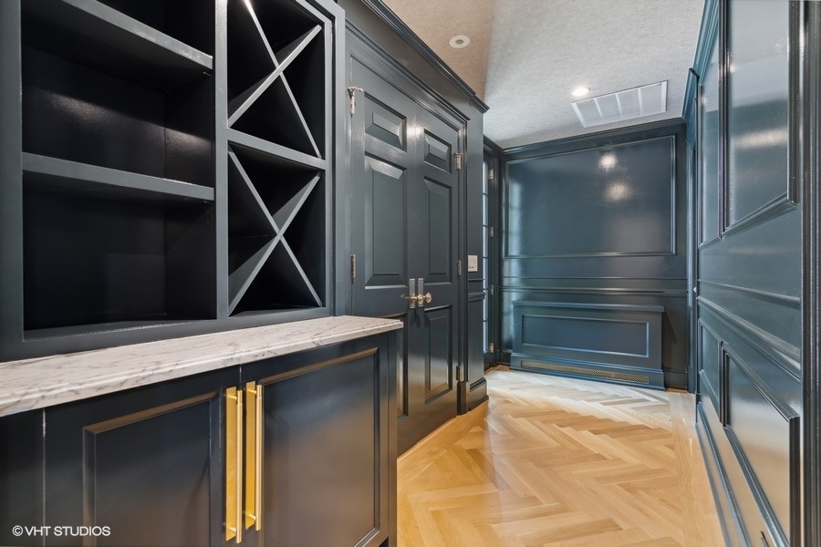 2700 N Lakeview Avenue Unit: 2