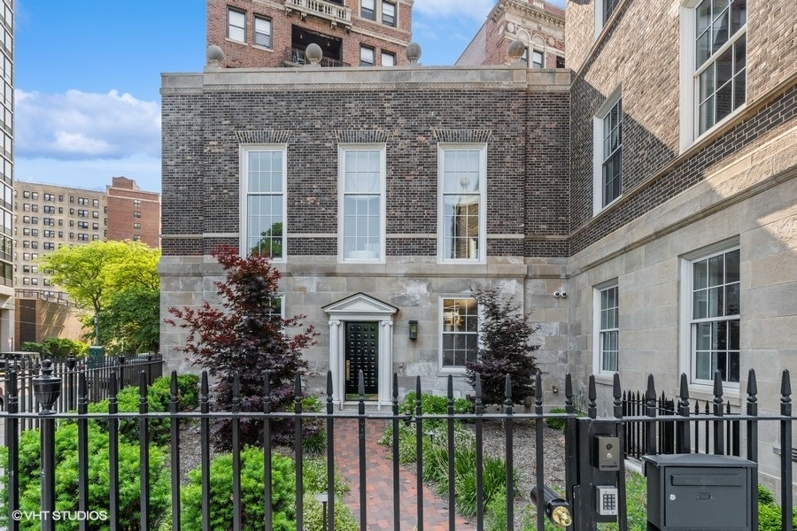 2700 N Lakeview Avenue Unit: 2