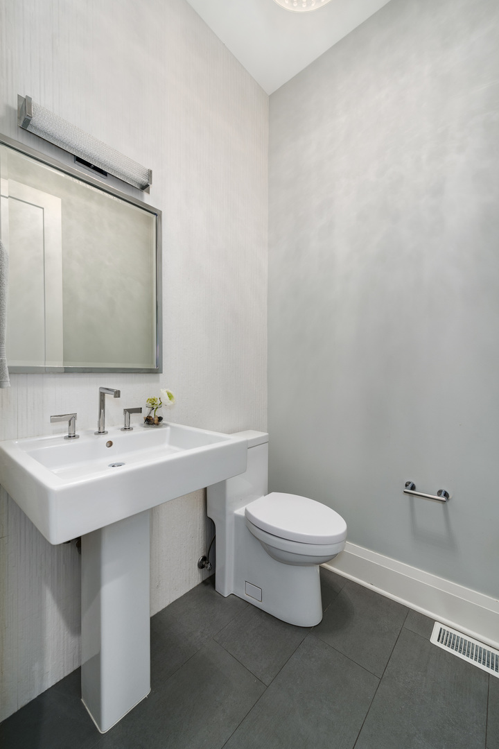 2907 N Seeley Avenue