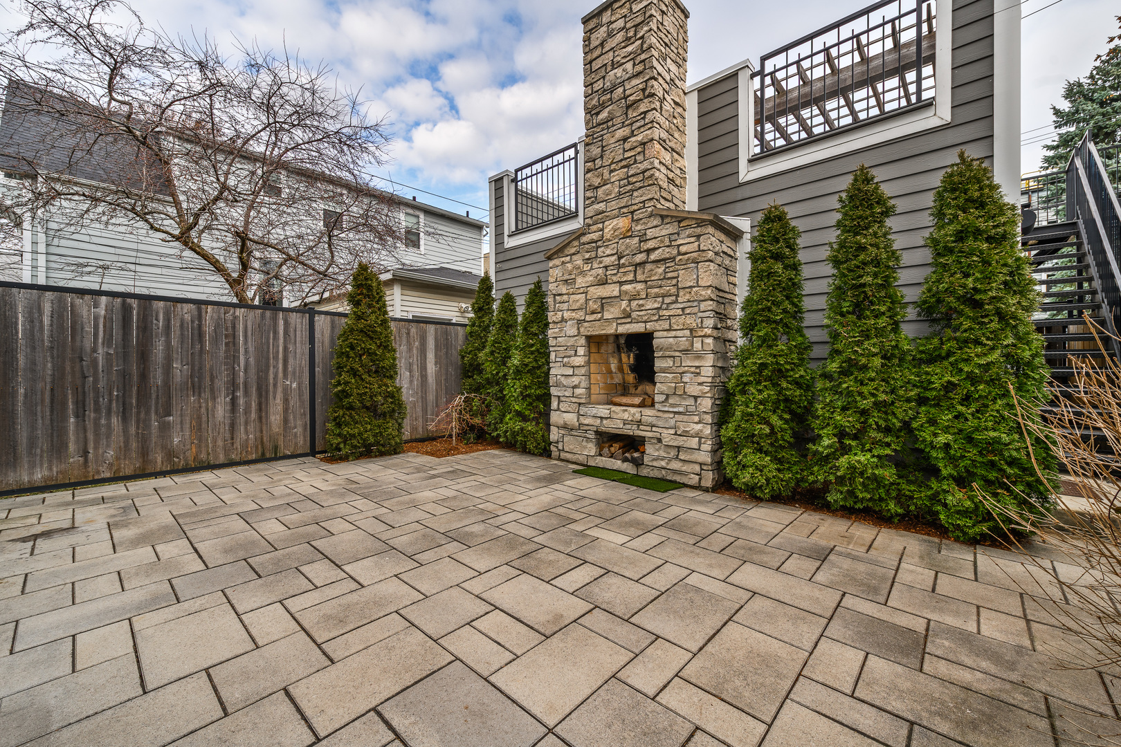 2907 N Seeley Avenue