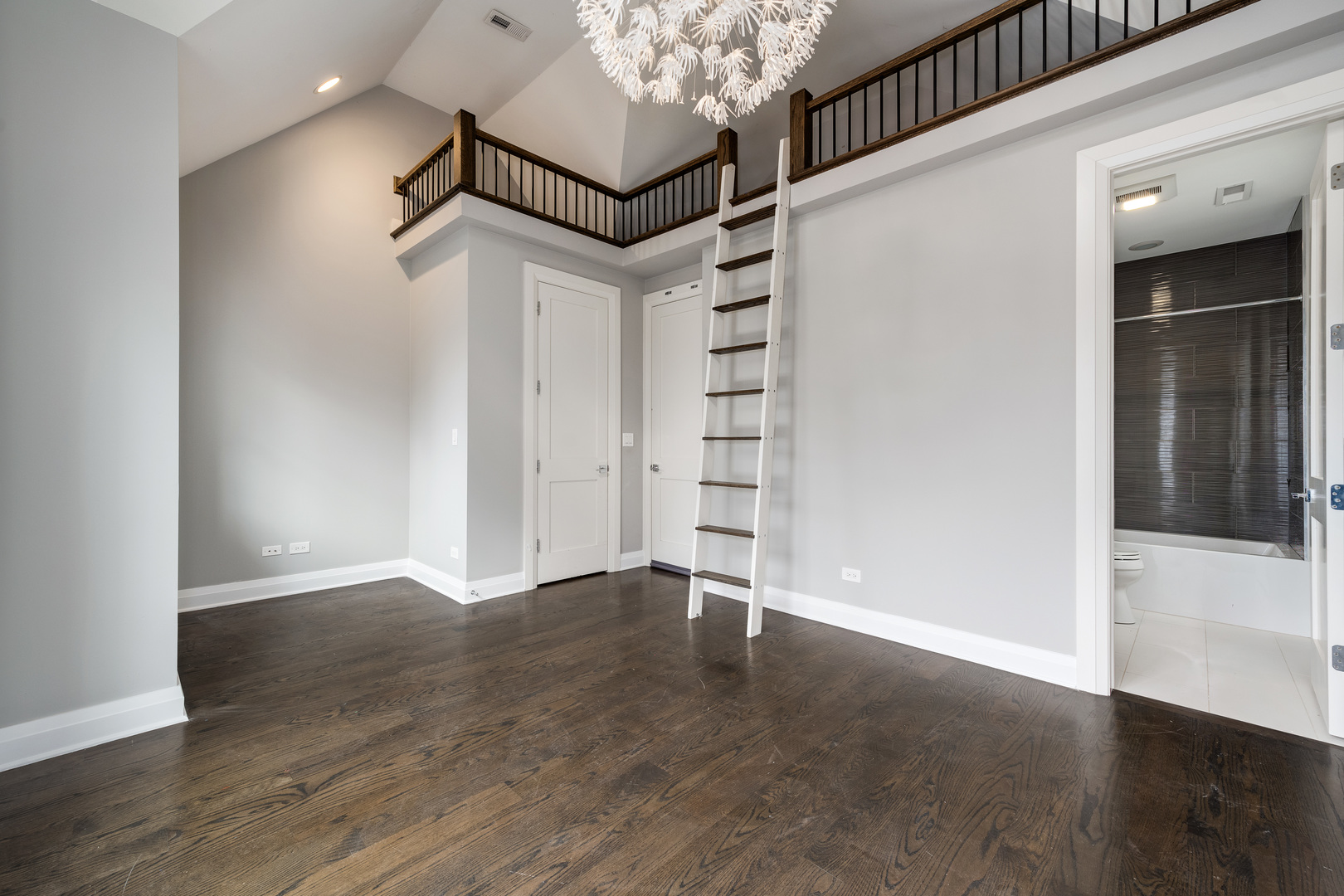 2907 N Seeley Avenue