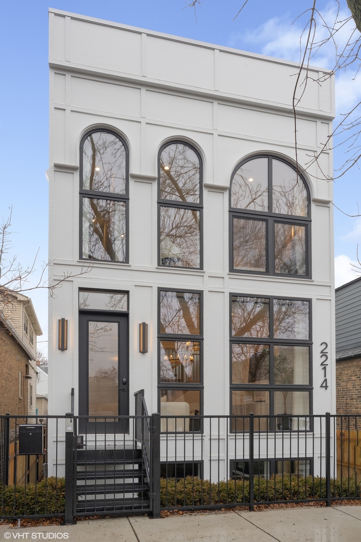 2214 W Dickens Avenue