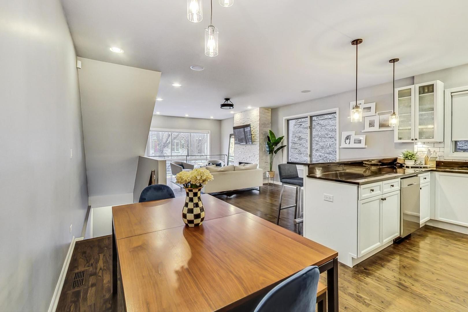 1082 N Hermitage Avenue Unit: 1