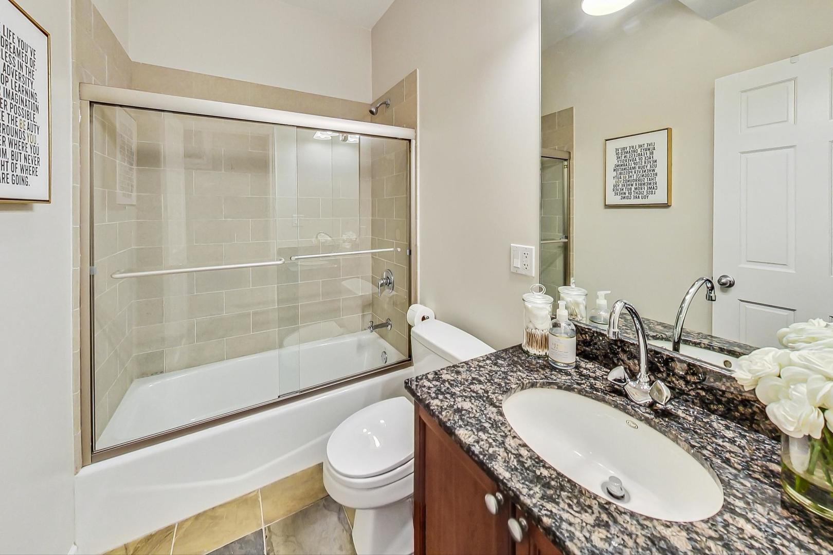 1082 N Hermitage Avenue Unit: 1