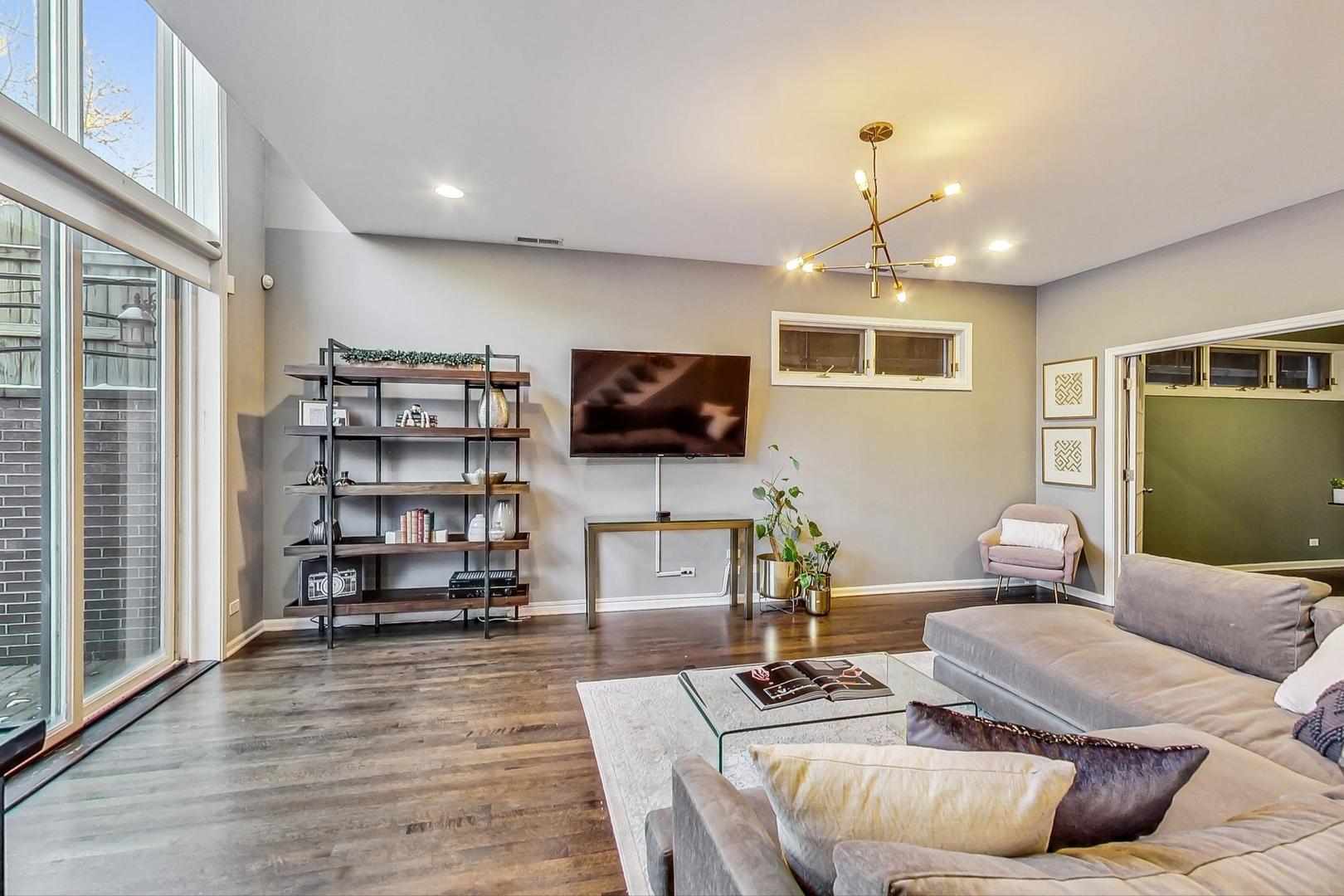 1082 N Hermitage Avenue Unit: 1