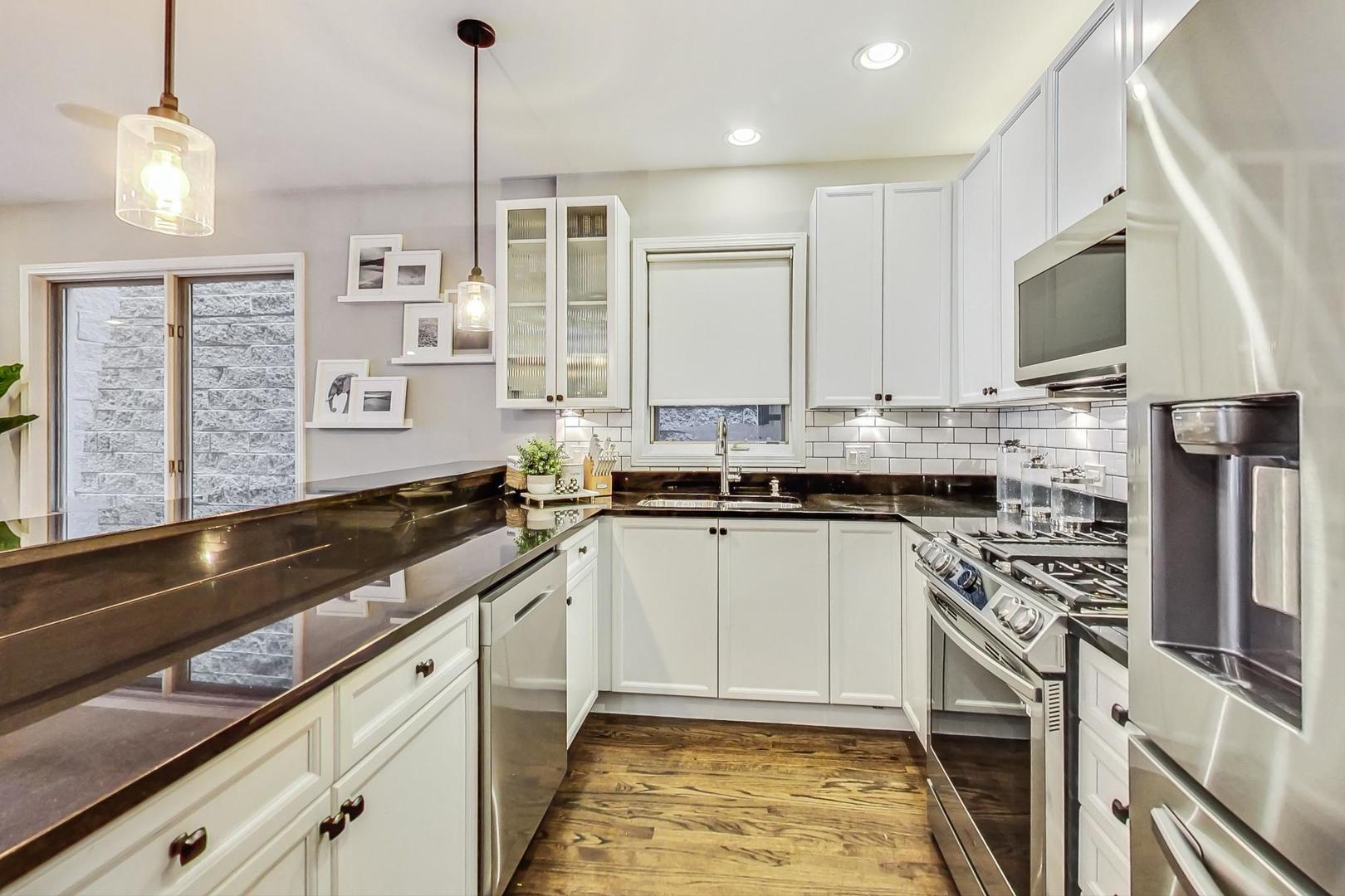 1082 N Hermitage Avenue Unit: 1