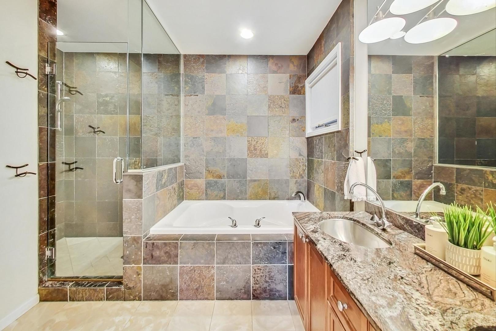 1082 N Hermitage Avenue Unit: 1