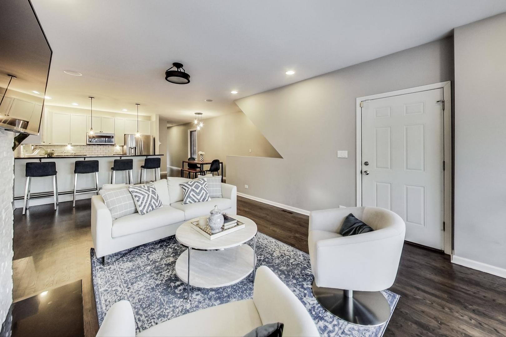 1082 N Hermitage Avenue Unit: 1