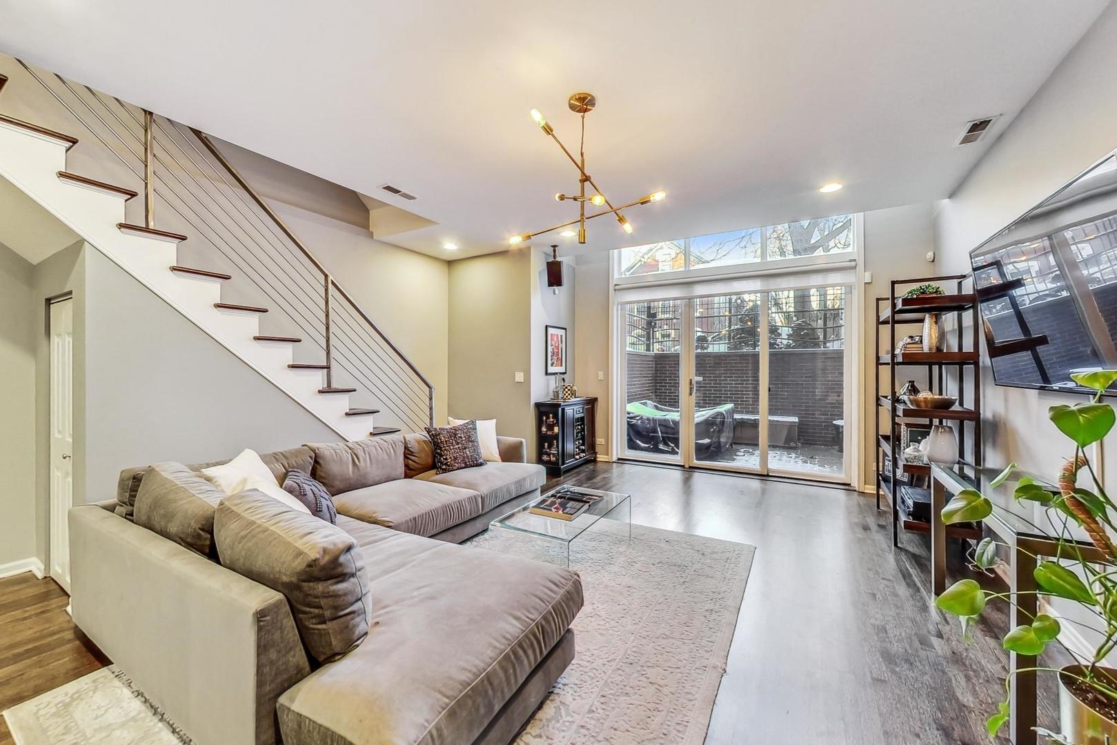 1082 N Hermitage Avenue Unit: 1