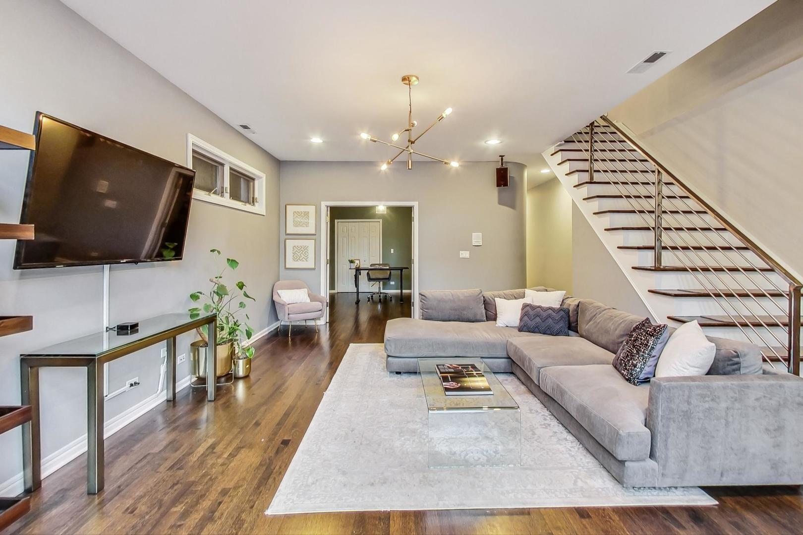 1082 N Hermitage Avenue Unit: 1