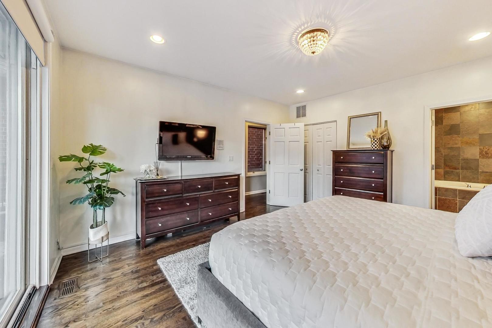 1082 N Hermitage Avenue Unit: 1