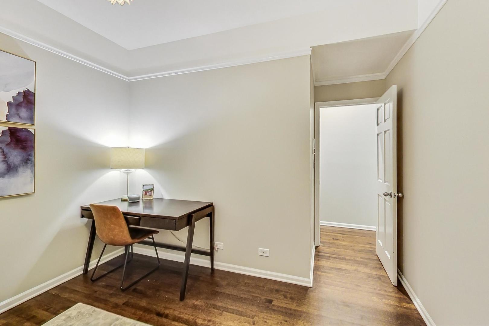 1082 N Hermitage Avenue Unit: 1