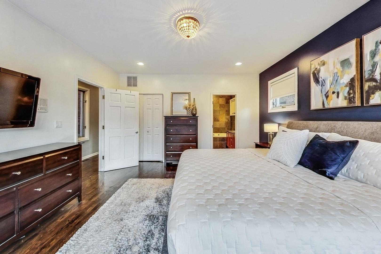 1082 N Hermitage Avenue Unit: 1