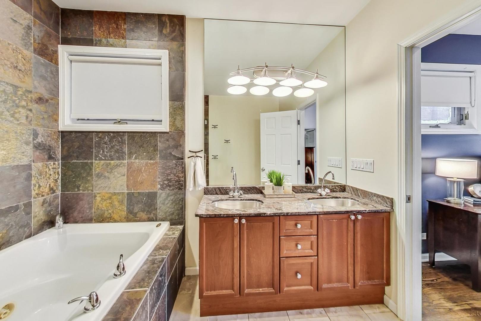 1082 N Hermitage Avenue Unit: 1