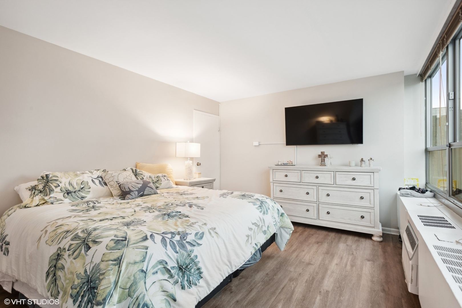 3550 N Lake Shore Drive Unit: 207