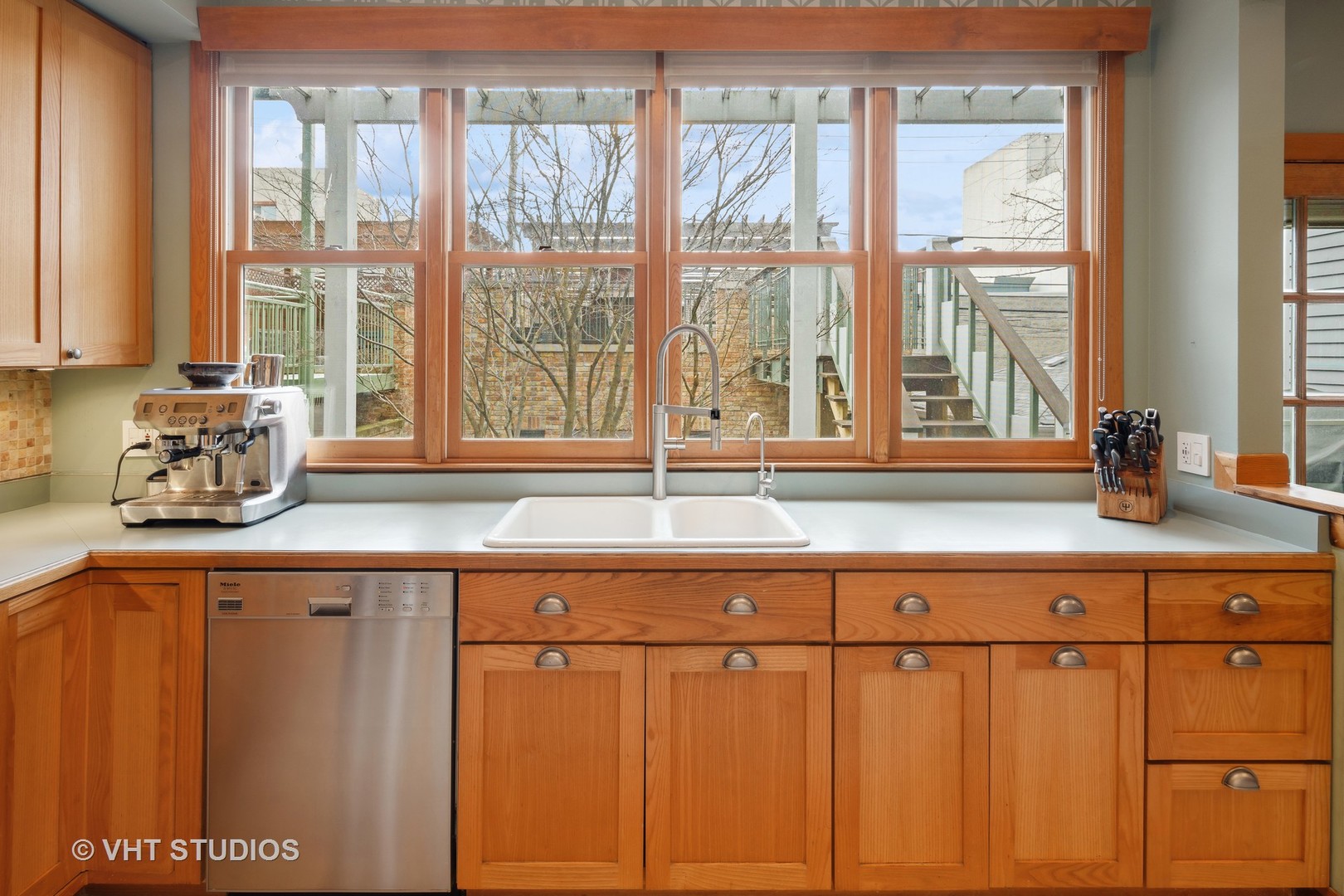 2634 N Burling Street