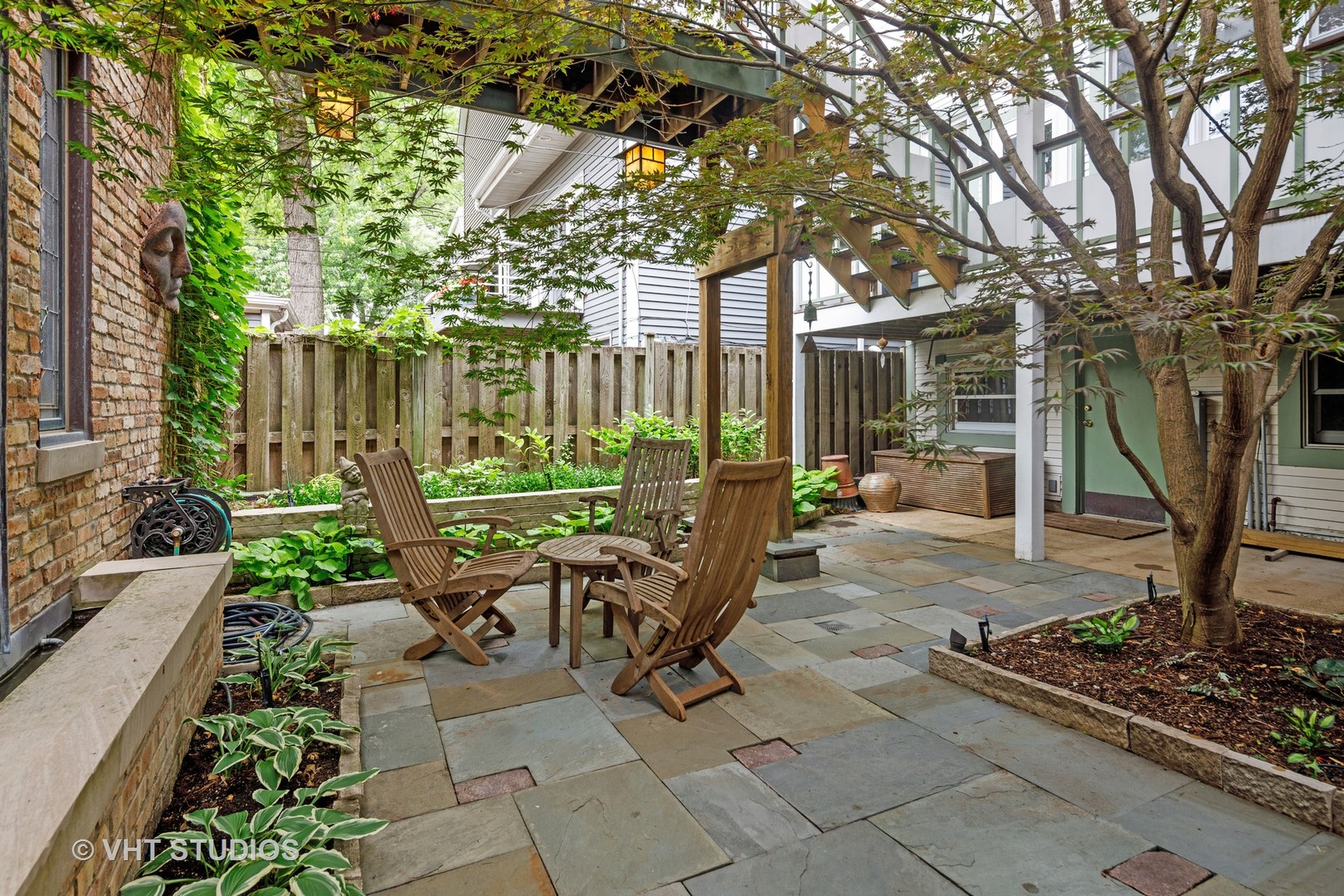 2634 N Burling Street