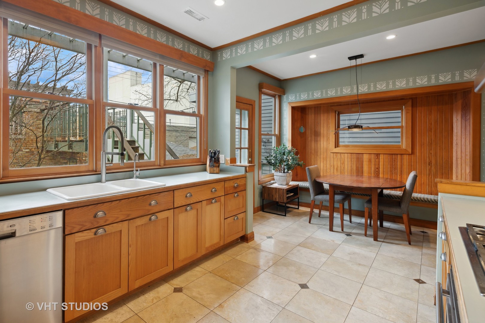 2634 N Burling Street