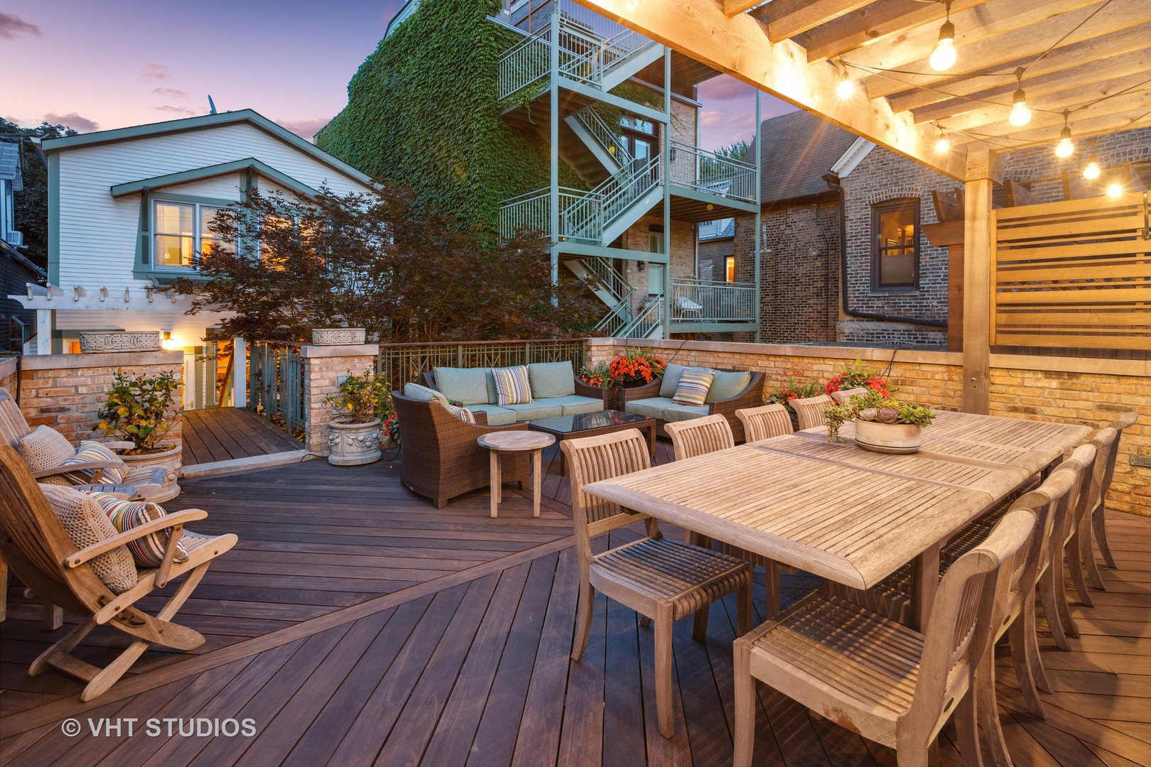 2634 N Burling Street