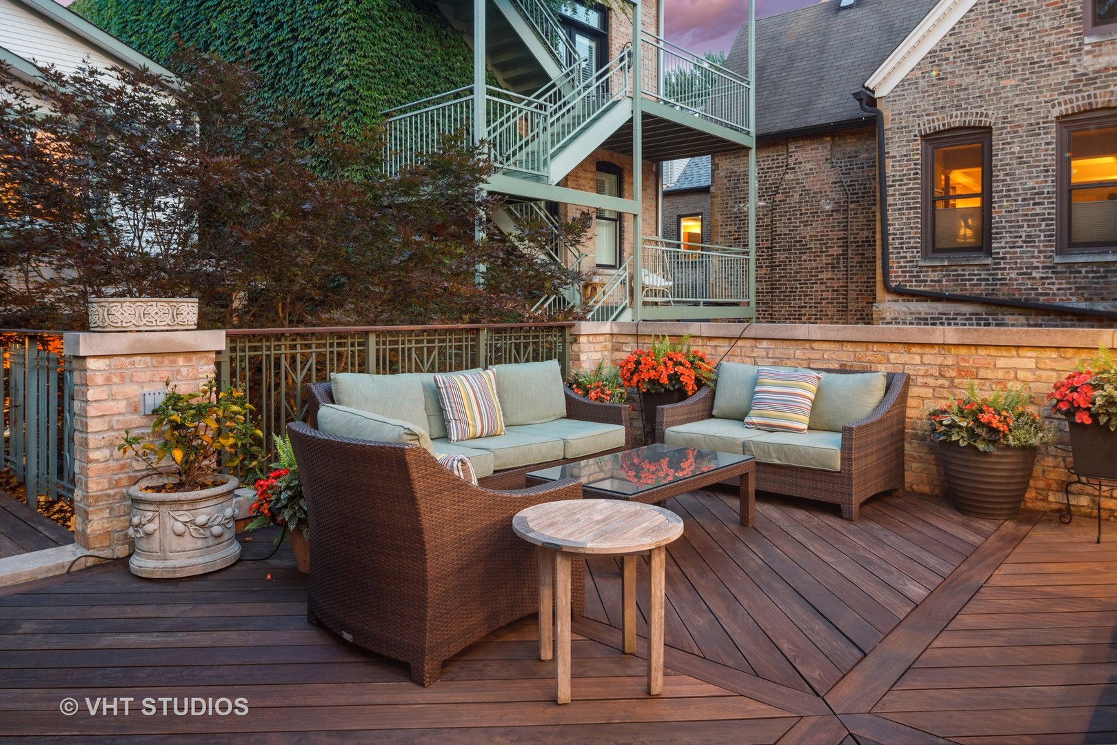 2634 N Burling Street