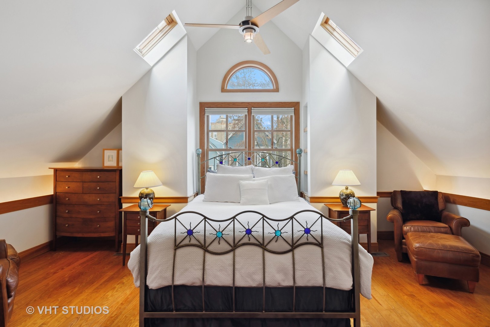 2634 N Burling Street