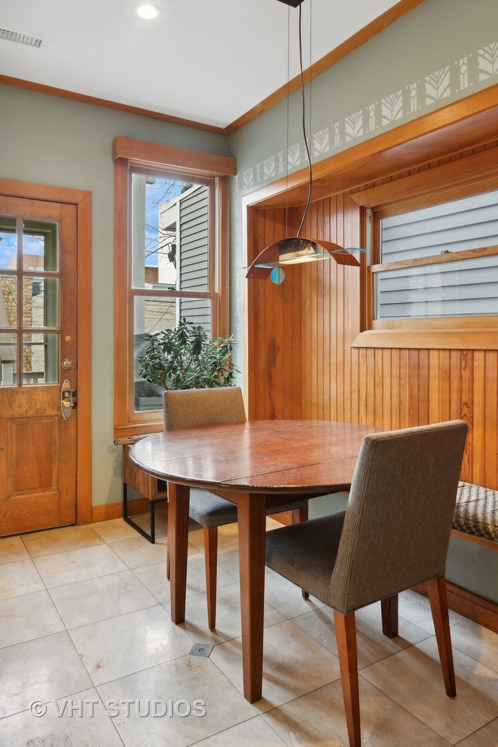 2634 N Burling Street