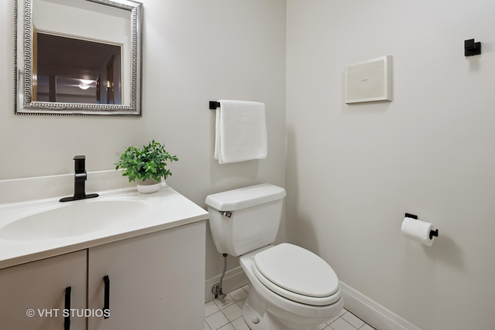 2634 N Burling Street