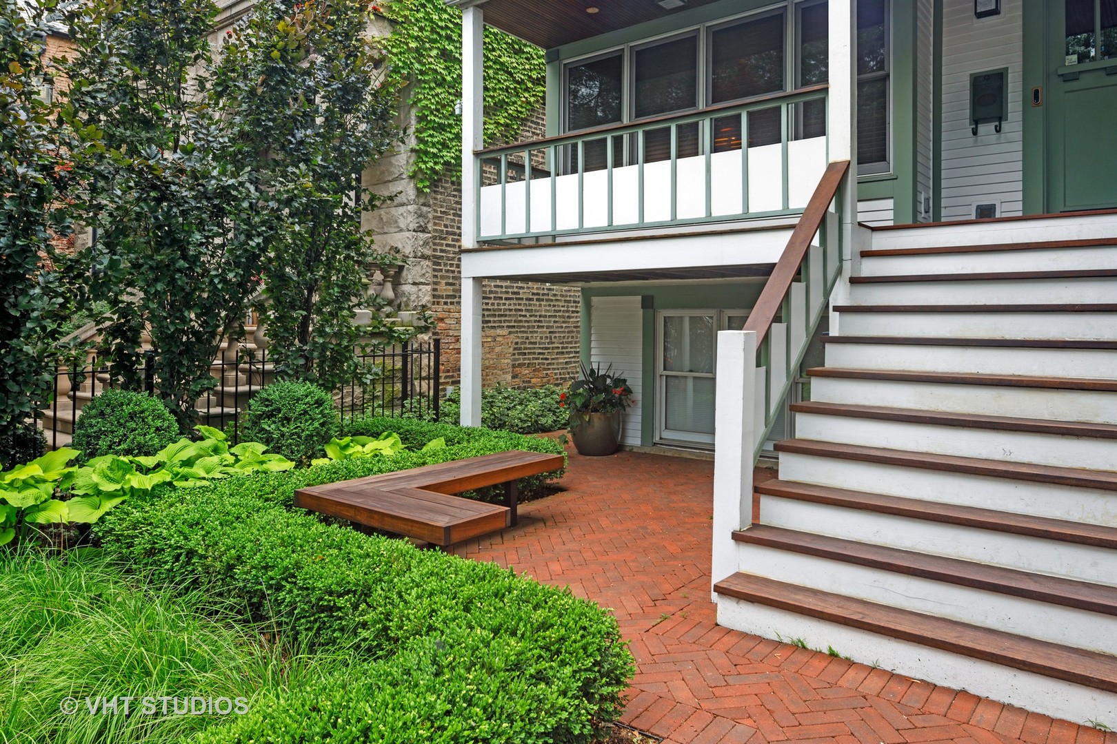 2634 N Burling Street