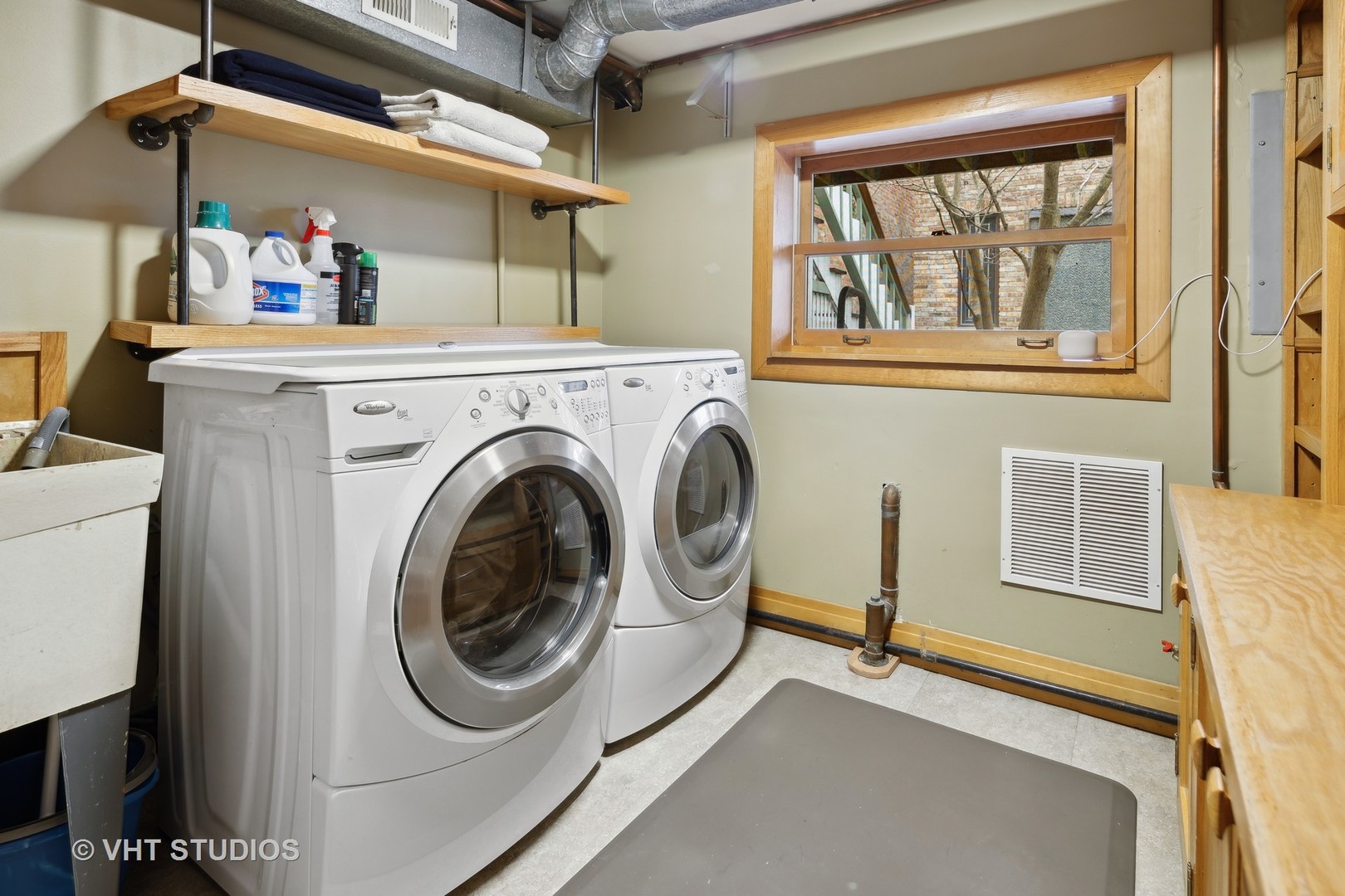 2634 N Burling Street