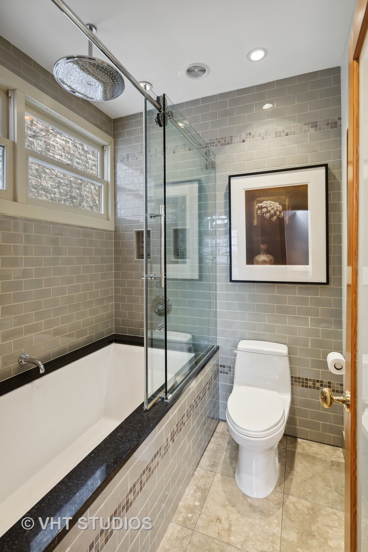 2634 N Burling Street