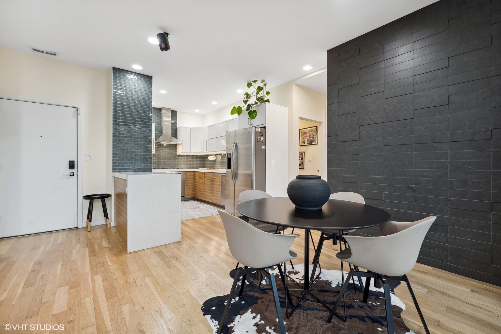 2800 W NORTH Avenue Unit: 203