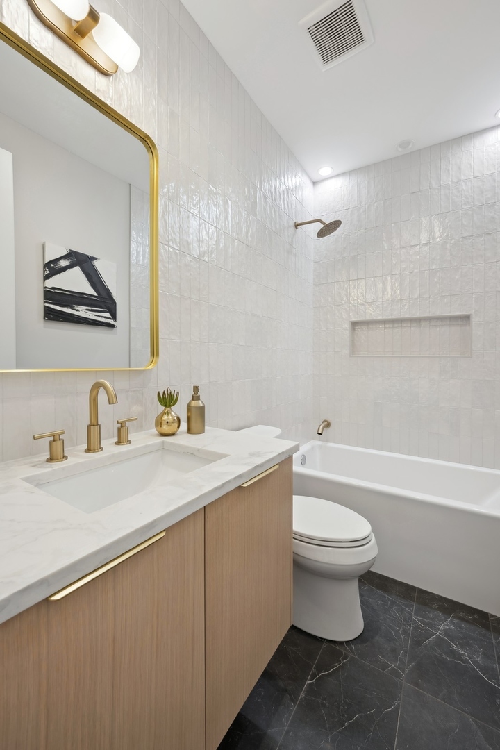 2487 N Milwaukee Avenue Unit: 3A