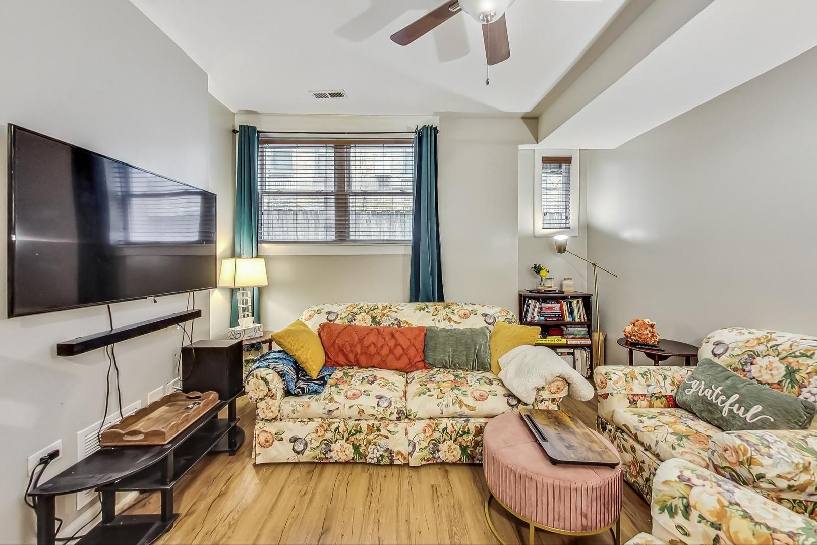 4936.5 N Winthrop Avenue Unit: 1W