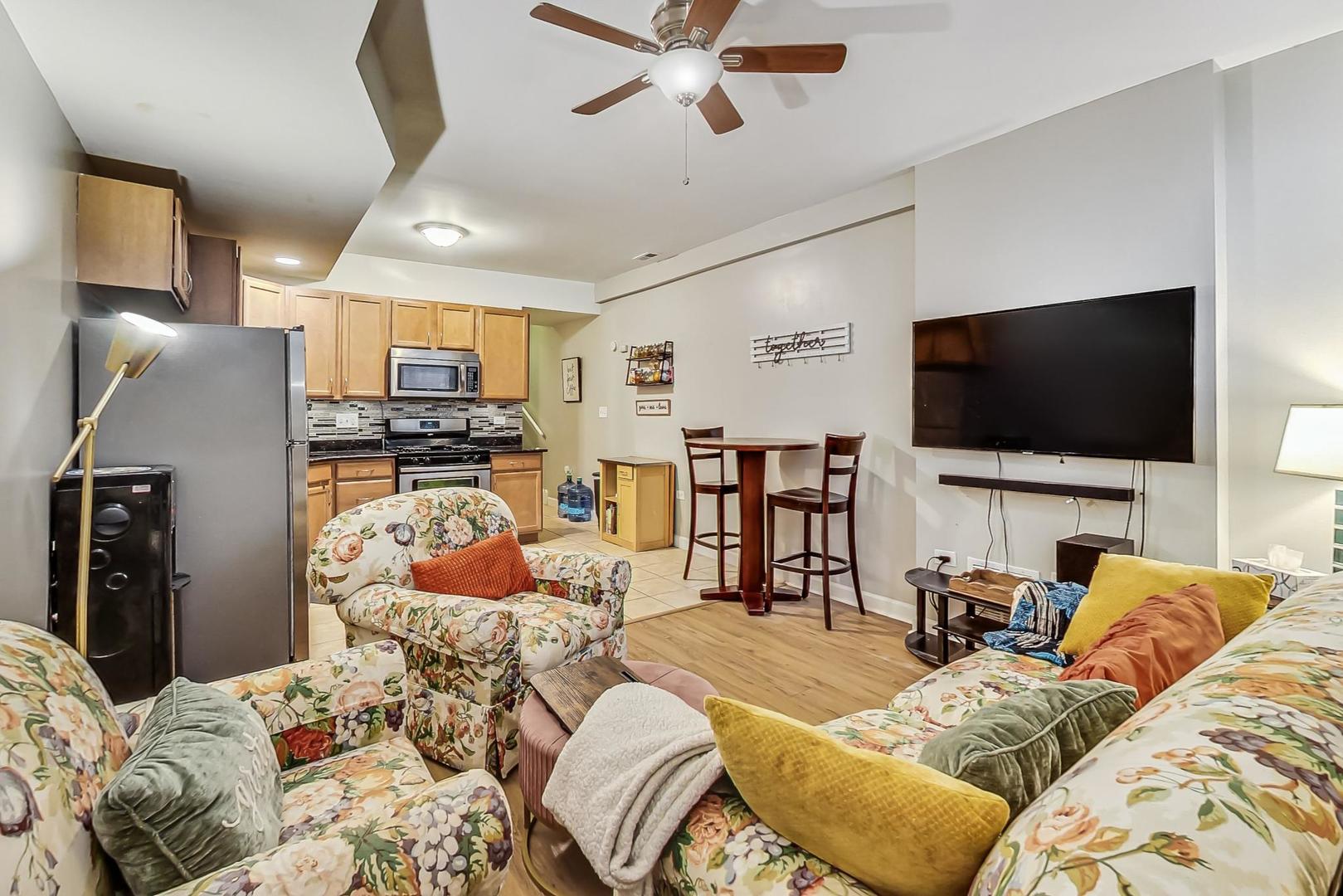 4936.5 N Winthrop Avenue Unit: 1W