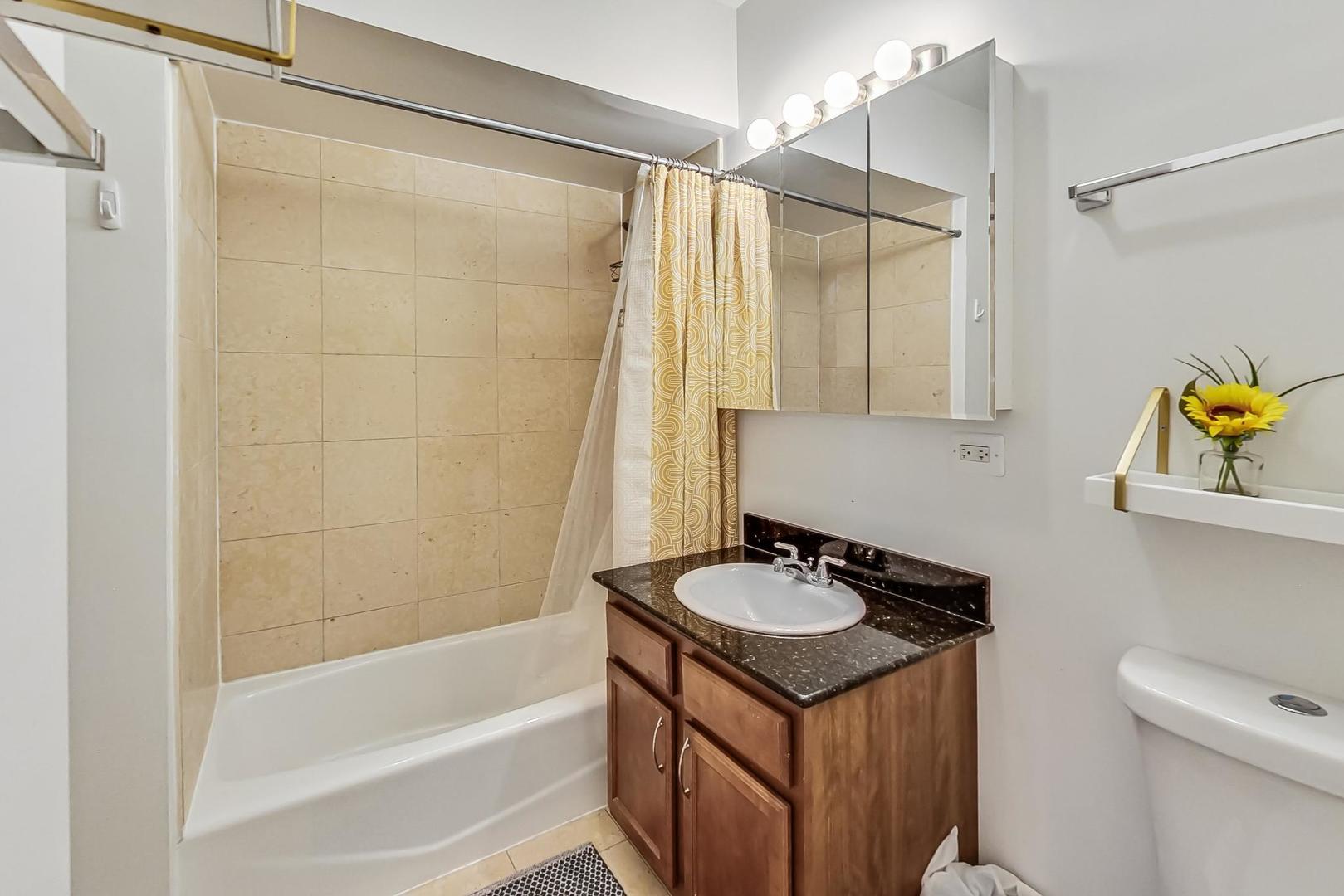 4936.5 N Winthrop Avenue Unit: 1W