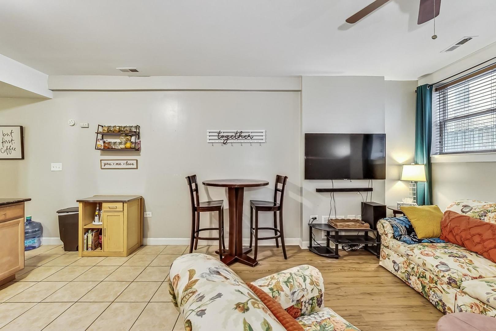 4936.5 N Winthrop Avenue Unit: 1W