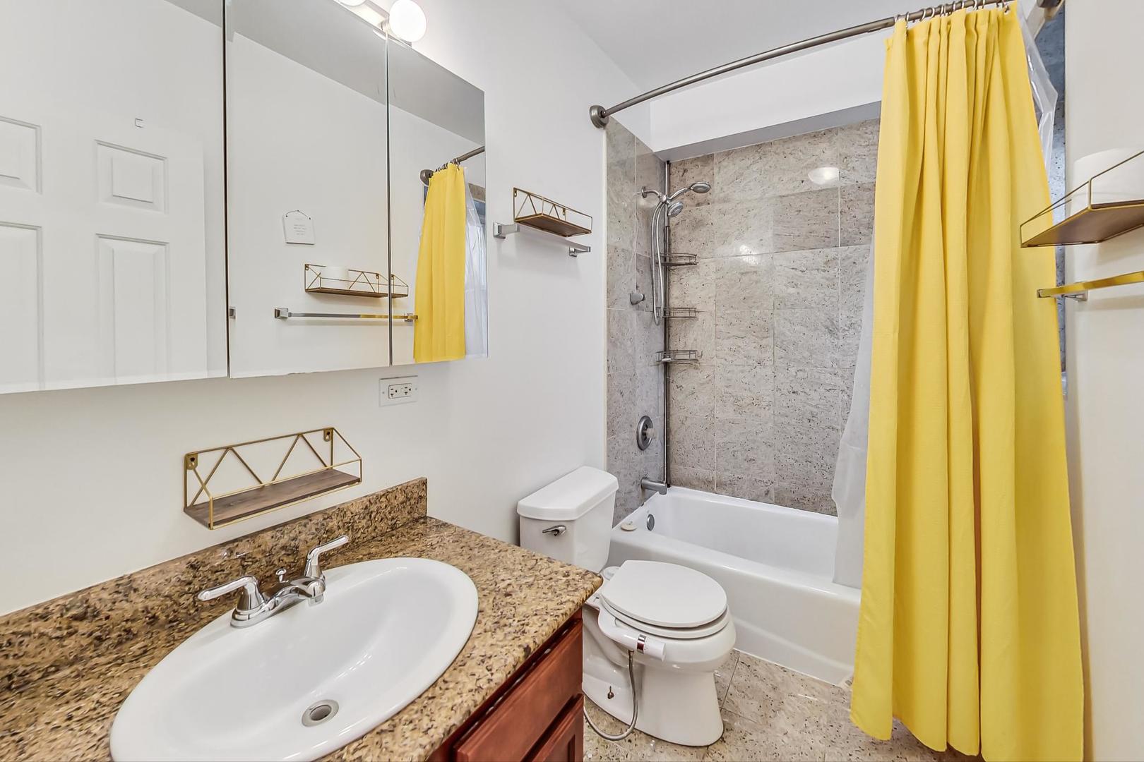 4936.5 N Winthrop Avenue Unit: 1W