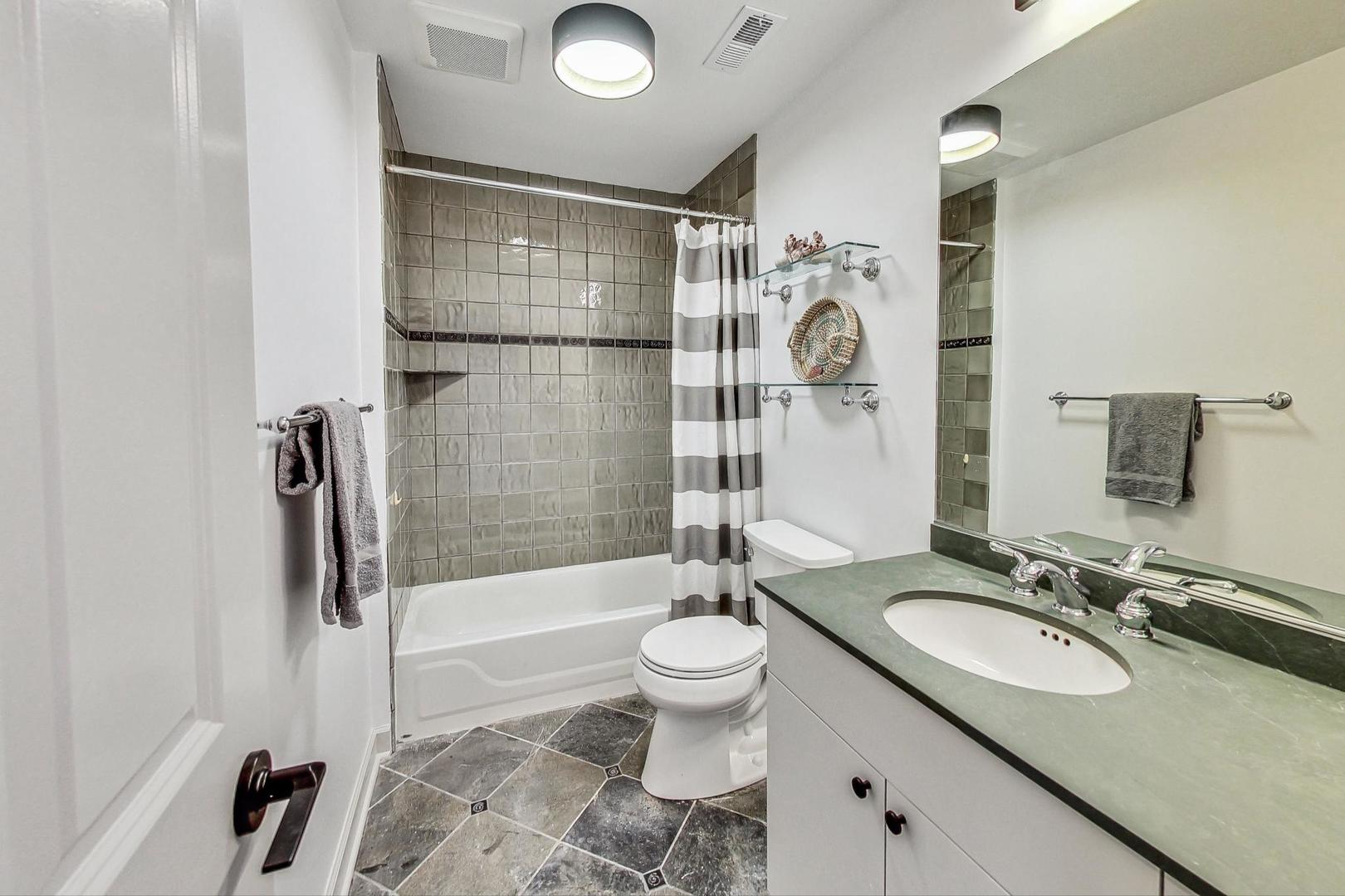 2053 N Clifton Avenue Unit: 3